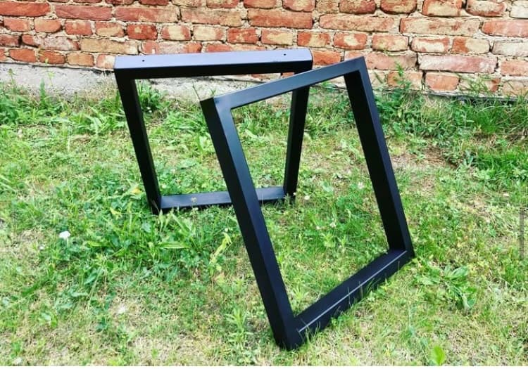 Kovové podnože
